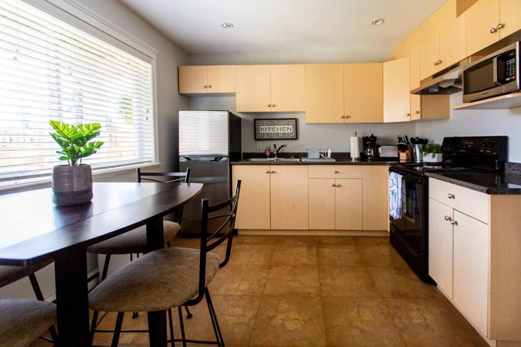 Beautiful & Cozy 1 Bedroom 1 Bath In The Westshore Victoria Ngoại thất bức ảnh